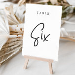 Tarjeta De Mesa Tabla SIX con guiones de mano blanca y negra<br><div class="desc">Las tarjetas de número de tabla simples y de moda en blanco y negro clásicos hacen una declaración elegante en su boda o evento. Las funciones de diseño "table [number]" se encuentran en una mezcla de letras clásicas de sif y manuscritas. El diseño se repite en ambos lados. Las tarjetas...</div>