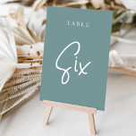 Tarjeta De Mesa Tabla SIX con guiones de mano Verde azulada y turb<br><div class="desc">Las tarjetas de número de tabla simples y de moda en blanco y verde azulado polvoriento hacen una declaración elegante en su boda o evento. Las funciones de diseño "table [number]" se encuentran en una mezcla de letras clásicas de sif y manuscritas. El diseño se repite en ambos lados. Las...</div>