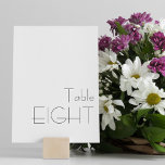 Tarjeta De Mesa Tipografía dramática minimalista en blanco OCHO<br><div class="desc">Moderno Minimalista Blanco Blanco Blanco Blanco Dramático Typografía Boda Número de mesa OCHO</div>