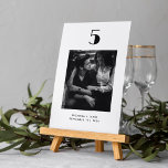Tarjeta De Mesa Tipografía minimalista Boda de fotografía blanco n<br><div class="desc">Minimalista tarjeta de número de tabla Boda moderna,  personalizar este producto con cualquier número de tabla que necesite y su imagen de elección más nombres y fecha boda.</div>