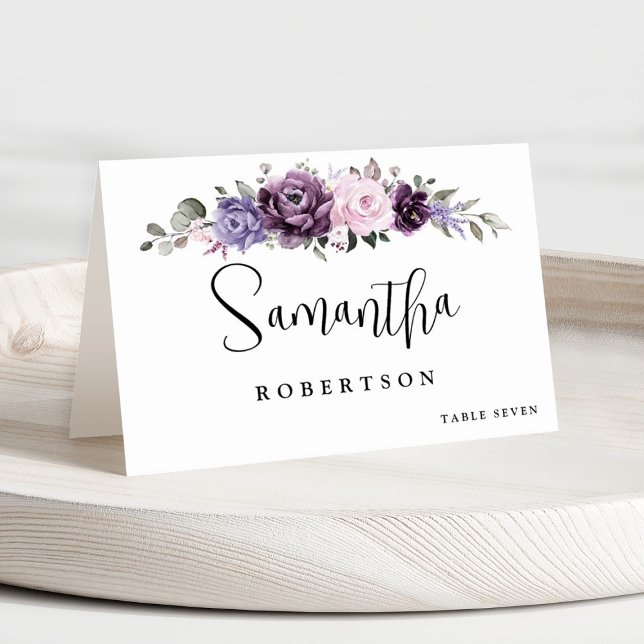 Tarjeta De Mesa Tonos de violeta morada agitada floreciente nombre (Shades of dusty purple lavender floral wedding place card with printed guest name.)