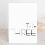 Tarjeta De Mesa TRES Tipografía Jugadora minimalista de Blanco Neg<br><div class="desc">Moderno Minimalista blanco blanco blanco blanco juguetón Typografía Boda TRES Número de tabla</div>