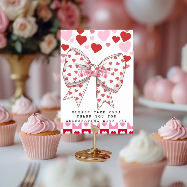 Tarjeta De Mesa Un poco de favores (A Little Sweetheart Favors Table Number)