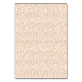 Tarjeta De Mesa Una alfombra marrón con un motivo intrincado yace