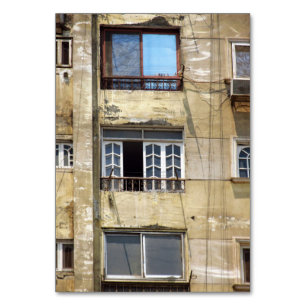 Tarjeta De Mesa Vistas a la pared con balcones y ventanas