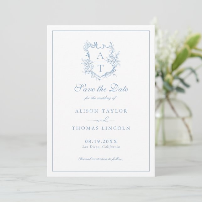 Tarjeta de Monograma Crest Dusty Blue para Guardar (Anverso de pie)