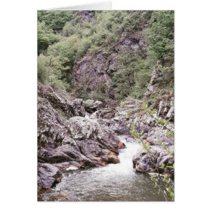 Tarjeta de naturaleza de cascada pequeña