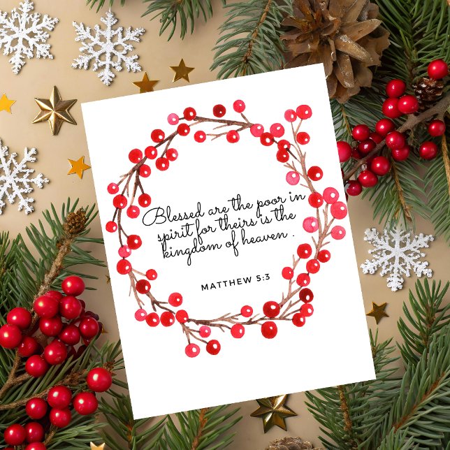 Tarjeta de Navidad con Escrituras Mateo 5:3 (Christmas greeting card with red berry wreath and Matthew 5:3 Bible verse on beige festive backgroun)