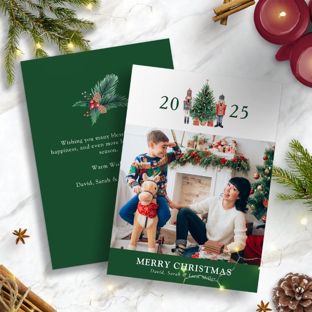 Tarjeta de Navidad con Foto (Merry Christmas 2025 Nutcracker Green Photo Holiday Card by Painted Paperie
)