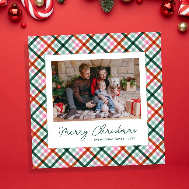 Tarjeta de Navidad con foto a cuadros moderna (Merry Christmas script, family photo, modern gingham pattern. Christmas card in red green mint pink.)