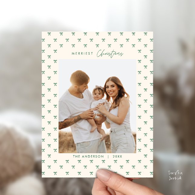 Tarjeta de Navidad con Foto Familiar de Patrón de  (Modern Green Bow Pattern Family Photo Christmas Postcard in Vintage beige theme)
