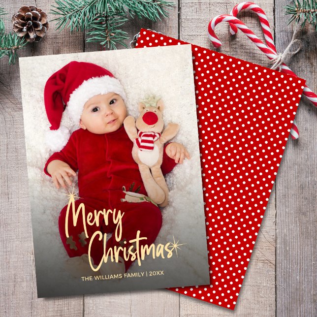 Tarjeta de Navidad con Foto y Letra Personalizada (Merry Christmas photo overlay personalized script holiday card with gold script calligraphy.)