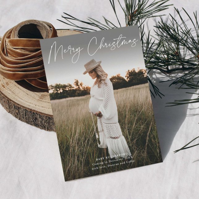 Tarjeta de Navidad de Foto de Embarazo con Letra M (Minimal Script Merry Christmas Pregnancy Photo Announcement Holiday Card.)