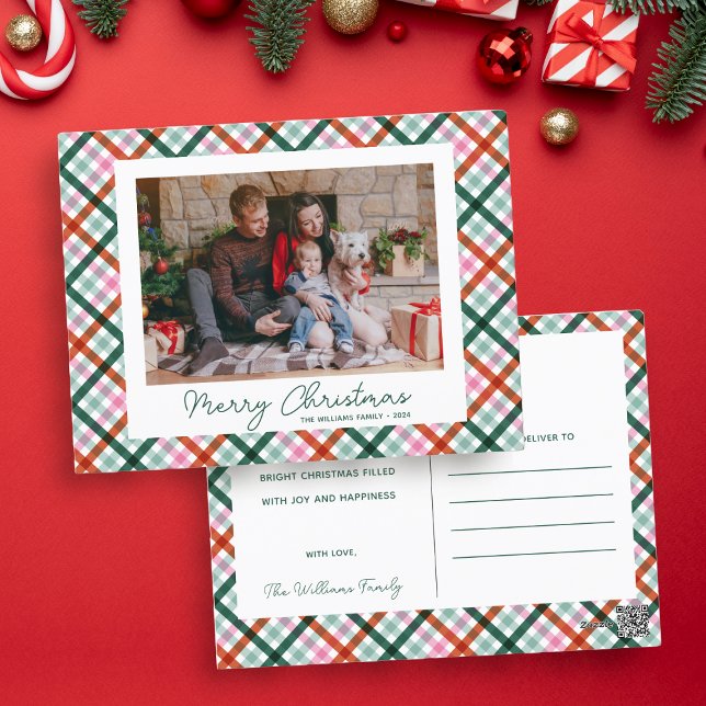 Tarjeta de Navidad de la foto de la familia modern (Merry Christmas, Modern Gingham, family photo postcard. Unique green, red, mint and pink colors.)