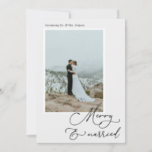 Tarjeta de Navidad de recién casados alegres y cas