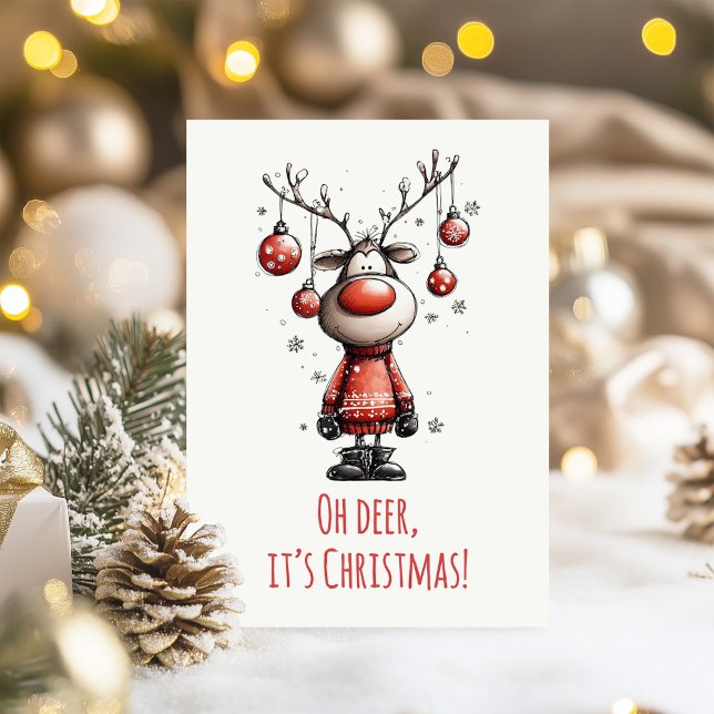 Tarjeta de Navidad divertida de Reno (Oh Deer Funny Reindeer Christmas Card on a table with Christmas decoration)