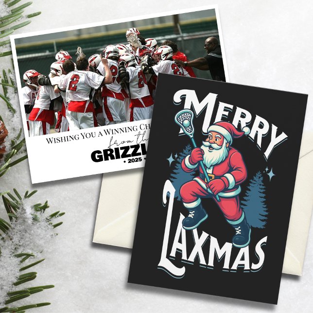 Tarjeta de Navidad divertida del equipo de Lacross (“Merry Laxmas” lacrosse-themed Christmas card with Santa design and team photo on snowy background.)