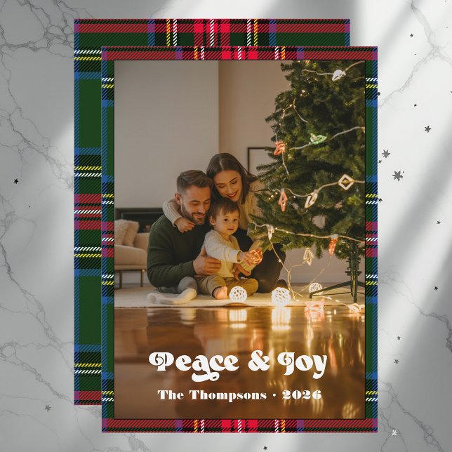 Tarjeta de Navidad familiar de cuadros verde de ta (Peace & Joy Green Tartan Plaid Family Christmas Holiday Card)