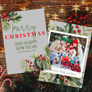 Tarjeta de Navidad gris con foto de acebo y piña c