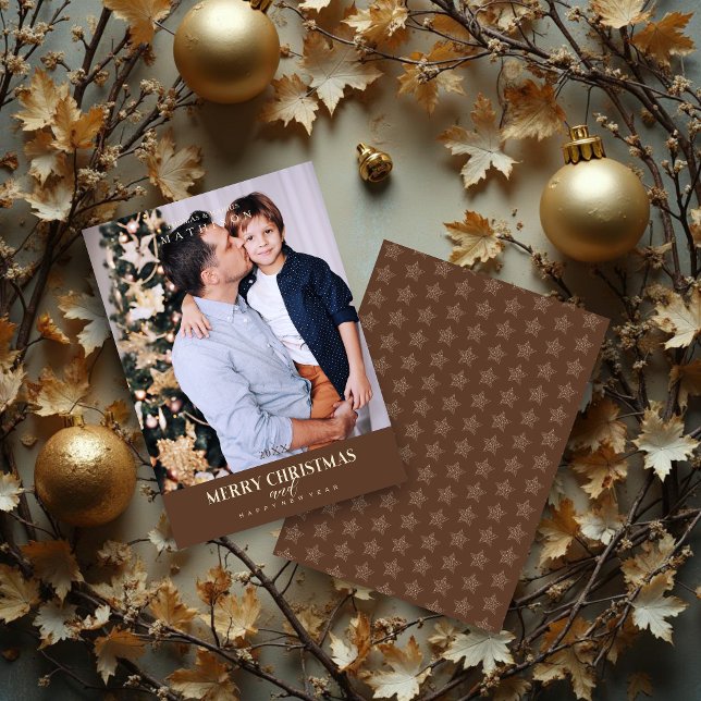 Tarjeta de Navidad marrón moderna y sofisticada pa (Brown Christmas Modern & Sophisticated Photo Family Holiday Cards.)