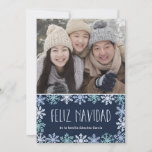 Tarjeta de Navidad moderna Letras<br><div class="desc">Esta tarjeta de memoria moderna incluye la "Feliz Navidad" rodeado por un borde de Hersos copos de Navidad de color azul y un fondo oscuro.</div>