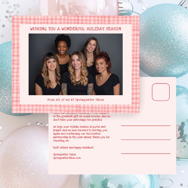 Tarjeta de Navidad Rosa Rojo Gingham Chic Personal (Chic Gingham Pink Red Christmas Custom Photo Business Salon Cute Holiday Postcard
)