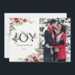 Tarjeta de Navidades Berry JOY Soft Winter<br><div class="desc">Este delicado borde de vegetación acuática tiene colores Navidades tradicionales, verde bosque, verde oliva y rojo arándano sobre blanco brillante. La palabra JOY se escribe con letras ornamentales. Las palabras Feliz Navidad están escritas en un lavado de acuarela y el año está directamente debajo. La parte de atrás tiene un...</div>
