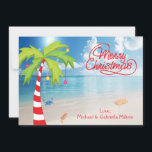 Tarjeta de Navidades Candy Cane Palm Tree Beach<br><div class="desc">Deseos cálidos de vacaciones desde la playa. En un guión rojo se dice, "Feliz Navidad". Hay un cielo azul brillante, un océano y una hermosa arena. El océano, de aguas cristalinas, se está estrellando a lo largo de la arena. Hay una palmera rayada de caña de caramelo rojo y blanco...</div>