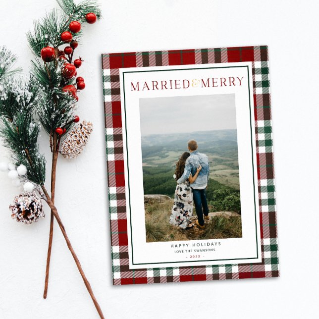 Tarjeta de Navidades casados y merry recién casado (Married and Merry Plaid green and red photo Holiday card on white background with festive sprig)
