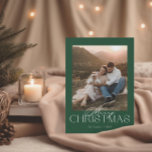 Tarjeta de Navidades clásicos modernos con foto<br><div class="desc">Esta tarjeta de fotos de Navidad presenta un diseño moderno pero festivo con una sola foto destacada en el frente. El fondo es un verde rico que evoca un ambiente de vacaciones clásico que recuerda a los árboles de siempre. Centrado encima o debajo de la foto, el texto "Feliz Navidad"...</div>