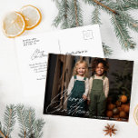 tarjeta de navidades con letras a mano de guión bl<br><div class="desc">Un moderno diseño de tarjetas para navidades de fotografía con letras blancas y elegantes. Siéntase libre de personalizar la imagen y el texto de la festividad.</div>