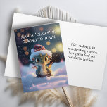 Tarjeta de Navidades Cute Dragon<br><div class="desc">Usando los juegos de palabras "Santa "Claw" está llegando a la ciudad" y "va a descubrir quién es el fuego y el hielo" esta tarjeta tiene un humor sutil y también es un diseño lindo con un Dragón con ojos grandes preparándose para los Navidades.</div>