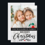 Tarjeta de Navidades de fotografía de la familia R<br><div class="desc">Tarjeta de Navidades de fotos de la moderna familia Rustic Wood Family - Qué encantadora manera de enviar sus saludos de vacaciones esta temporada. Tu foto favorita aparece en esta postal de Navidades muy especiales y la tarjeta es personalizada con tu apellido y Feliz Navidad en bonito, moderna tipografía de...</div>