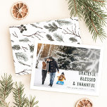 Tarjeta de Navidades de fotografía familiar agrade<br><div class="desc">Captura la calidez de la temporada con esta elegante "Tarjeta de Navidades de fotografía familiar agradecidos y agradecidos". Con una hermosa escena de invierno con árboles cubiertos de nieve, este diseño rústico y moderno celebra gratitud, bendiciones y familia. La estética minimalista con verdes y blancos de tierra crea un tono...</div>
