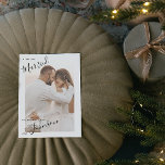 Tarjeta de Navidades de fotos con nombre de script<br><div class="desc">Esta hermosa y moderna tarjeta de Navidades de fotos con el nombre de la caligrafía de los cerezos muestra su foto vertical de boda detrás de un borde blanco, con las palabras 'Merry y' en un hermoso y moderno sans serif, rompiendo el borde blanco y en el margen, y la...</div>