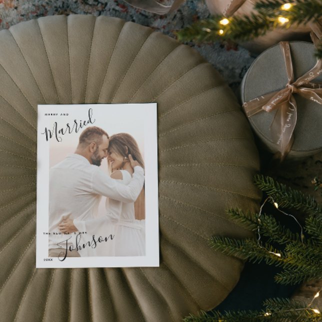 Tarjeta de Navidades de fotos con nombre de script (Married & Merry: Celebrating Love This Christmas 🎄❤️)
