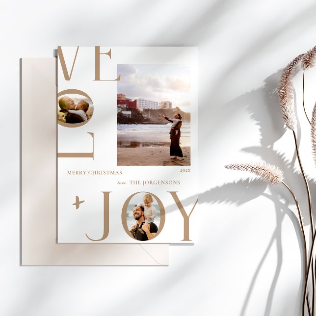 Tarjeta de Navidades de fotos de la familia modern (Love and joy holiday card on white background with beige envelope and shadowed by foliage
)
