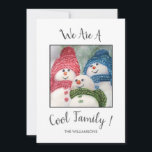 Tarjeta de Navidades de la familia Guay Snow<br><div class="desc">Una tarjeta de felicitación para Navidades de la familia de Nieve de Guay que usted puede personalizar con su propia foto familiar. 3 Snowmen usando pañuelos y prendas para la cabeza en colores verdes,  rojos y azules,  con botones que se relacionan en el vientre delantero</div>