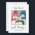 Tarjeta de Navidades de la familia Guay Snow<br><div class="desc">Una tarjeta de felicitación para Navidades de la familia de Nieve de Guay que usted puede personalizar con su propia foto familiar. 3 Snowmen usando pañuelos y prendas para la cabeza en colores verdes,  rojos y azules,  con botones que se relacionan en el vientre delantero</div>