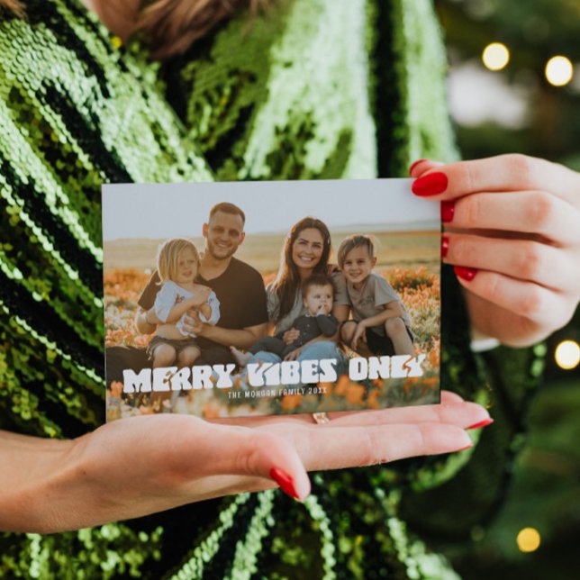 Tarjeta de Navidades de vacaciones sólo con vibrac (Retro Merry Vibes Only Holiday Card with Photo)
