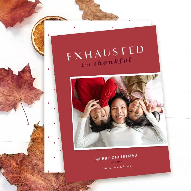 Tarjeta de Navidades divertidos, agotada pero agra (Red exhausted but thankful photo holiday card mock up shown on white table with fall leaves.)