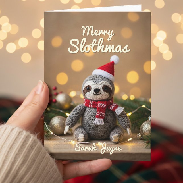 Tarjeta de Navidades eslovacos de punto Merry Slot (Tis the Season to be a Sloth. Send your Merry Slothmas cards soon!)
