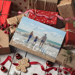 Tarjeta de Navidades fotográficos de Seas & Greeti<br><div class="desc">Tarjeta de saludo de navidades en un diseño fotográfico inspirado en la playa "Seas & Greetings" (Mares y saludos). Personalizado con tu foto y el nombre de tu familia. Esta tarjeta de Navidades de playa se transforma en una franja náutica azul y blanca en la parte trasera.</div>