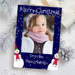 Tarjeta de Navidades fotográficos de Snowman perso<br><div class="desc">Tarjeta de saludos de vacaciones con un toque extra personal. Añade tu propia fotografía a este feliz diseño de muñecos de nieve para hacer especial la tarjeta de Navidades de este año. Felices fiestas</div>