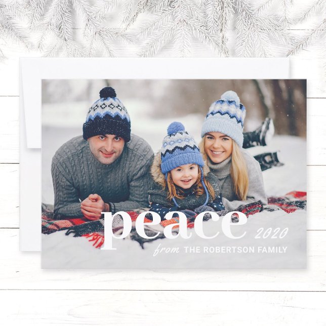 Tarjeta de Navidades fotográficos familiares de ti (Simple, modern Holiday family  photo Christmas card with the text "Peace", family name and year.)