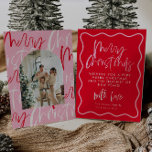 Tarjeta de Navidades navideños Red And Pink Merry<br><div class="desc">Se trata de una carta de Navidades audaz y moderna con un bonito tipo de caligrafía y tonos rosas, blancos y rojos. Edite toda la redacción excepto las palabras "alegre" y "Navidades" en esta tarjeta de festividad fotográfica. Todos los colores de fuente también son editables. // Para más diseños de...</div>