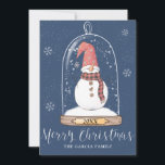 Tarjeta de Navidades no fotográficos del Globe de<br><div class="desc">Un caprichoso muñeco de nieve se coloca dentro del globo de nieve. El muñeco de nieve también es muy elegante y de moda, con su gorra gnomo y su bufanda de búfalo rojo. El año o tu palabra favorita puede ser colocada en la base del globo de nieve. Más abajo...</div>