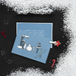 Tarjeta de Navidades planos de arte de Word Frosty<br><div class="desc">Tarjeta de vacaciones de arte de palabras escarpadas con un muñeco de nieve, copos de nieve, pingüino, esquíes y un sombrero superior. Inside dice "Lamentamos informarles que debido al calentamiento global, esta carta puede estar tan cerca como se llega a tener un muñeco de nieve en su jardín delantero esta...</div>