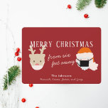 Tarjeta de Navidades rojos de máscara de reno y Sa<br><div class="desc">Esta linda y moderna tarjeta de navidades/vacaciones de 2020 covid-19 tiene reno y santa con máscara y distanciamiento social en un fondo rojo borgoñón. En el reverso se ve un fondo rojo borgoña con motivos de nieve blancos. Personalízalo para tus necesidades. Puedes encontrar productos coincidentes en mi tienda.</div>
