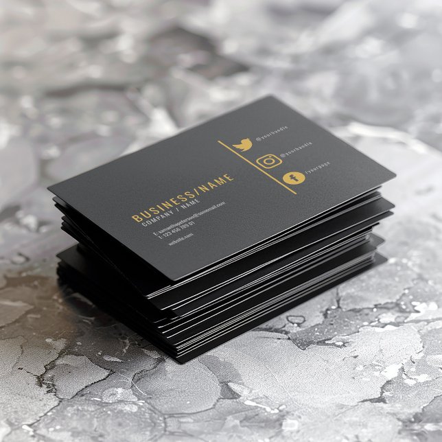 Tarjeta de negocios de medios sociales gris y dora (Modern black and gold business card with social media icons and minimalist layout.)
